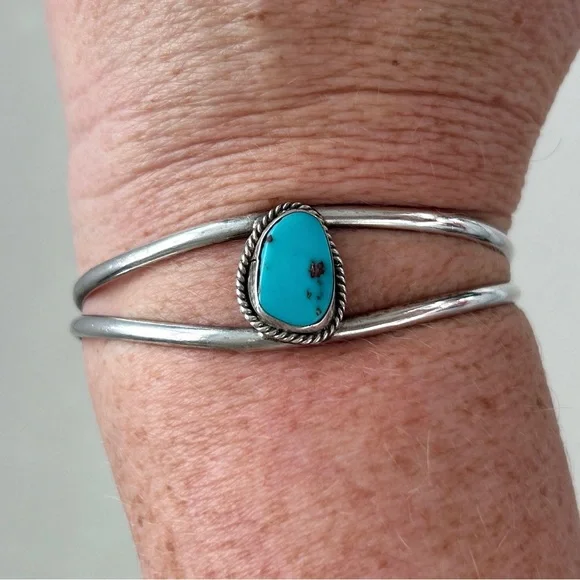 Vintage Southwestern Turquoise Sterling Silver Cuff Bracelet